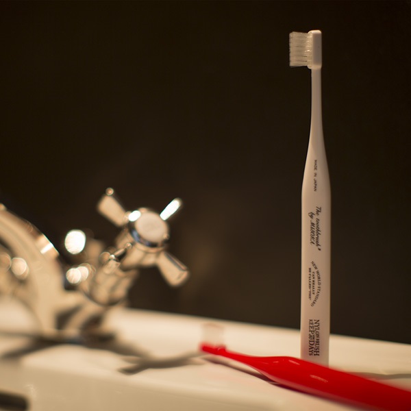 THE　TOOTHBRUSH